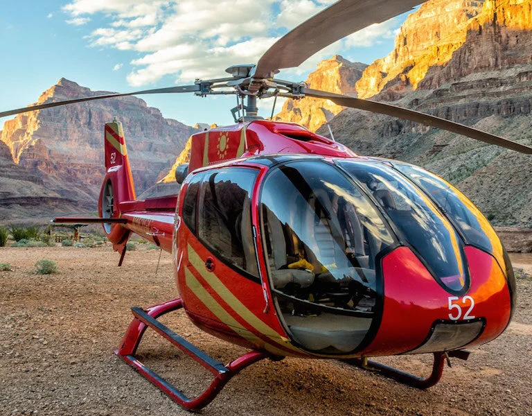 Helicóptero al fondo del Gran Cañon
