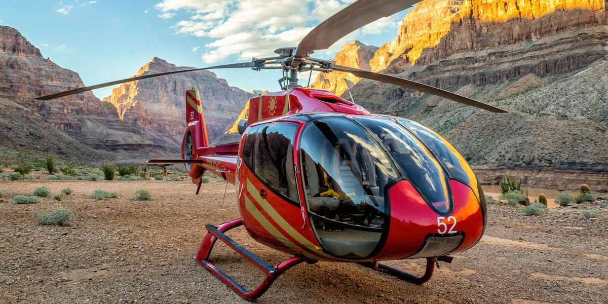 Helicóptero al fondo del Gran Cañon